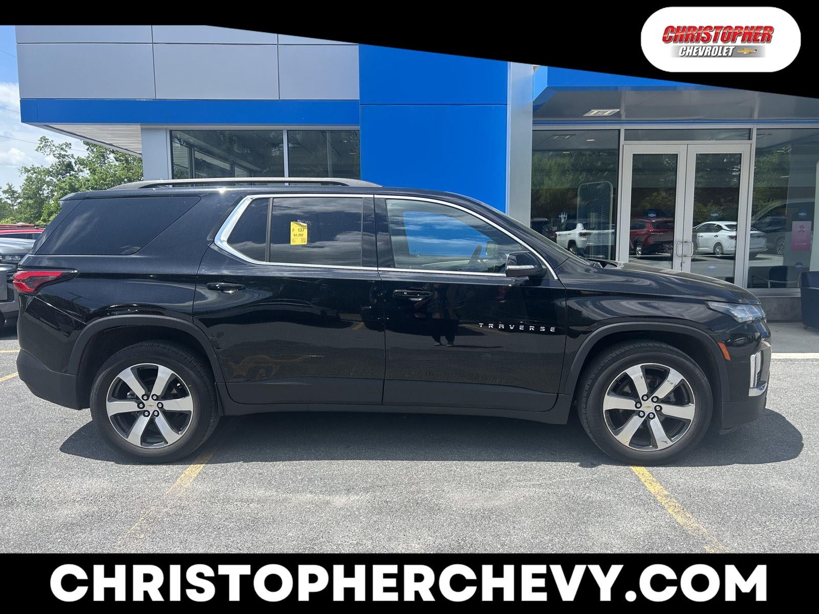 2023 Chevrolet Traverse LT Leather in Mosaic Black Metallic — front three-quarter view