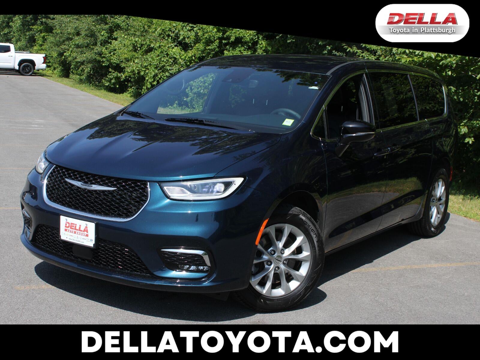 2025 Chrysler Pacifica Select in Fathom Blue Pearlcoat — front three-quarter view