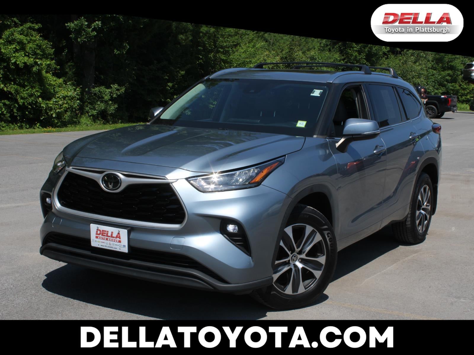 2020 Toyota Highlander XLE in Moondust — front three-quarter view
