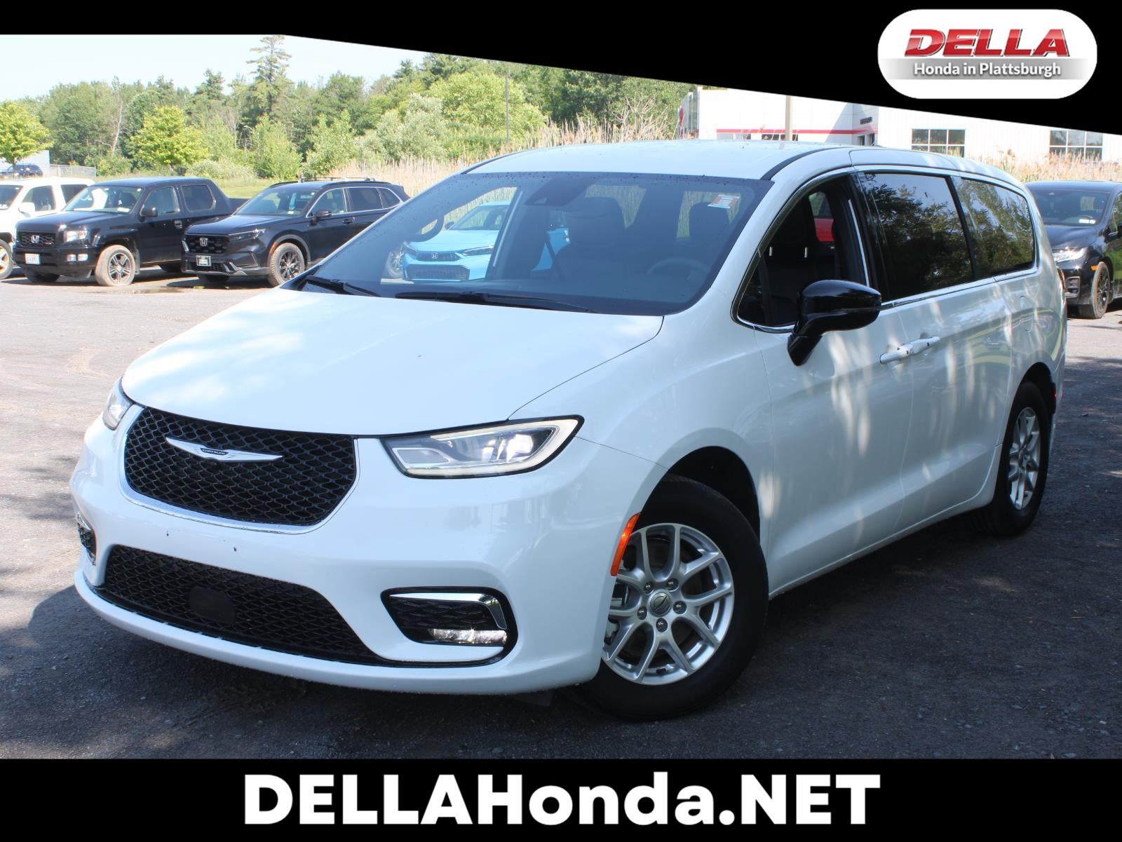 2025 Chrysler Pacifica Select Front Wheel Drive 9-SPEED 948TE AUTOMATIC in Bright White Clearcoat — front three-quarter view