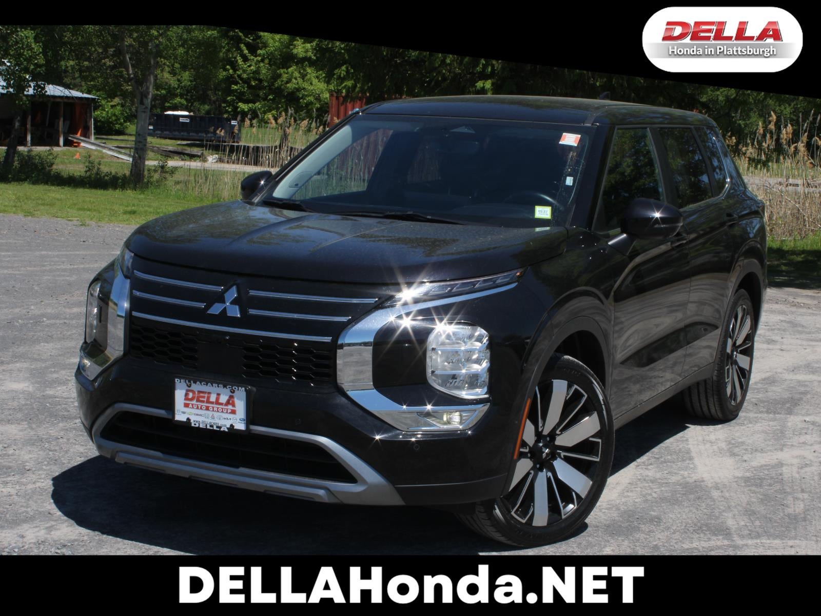 2025 Mitsubishi Outlander SE in Black — front three-quarter view