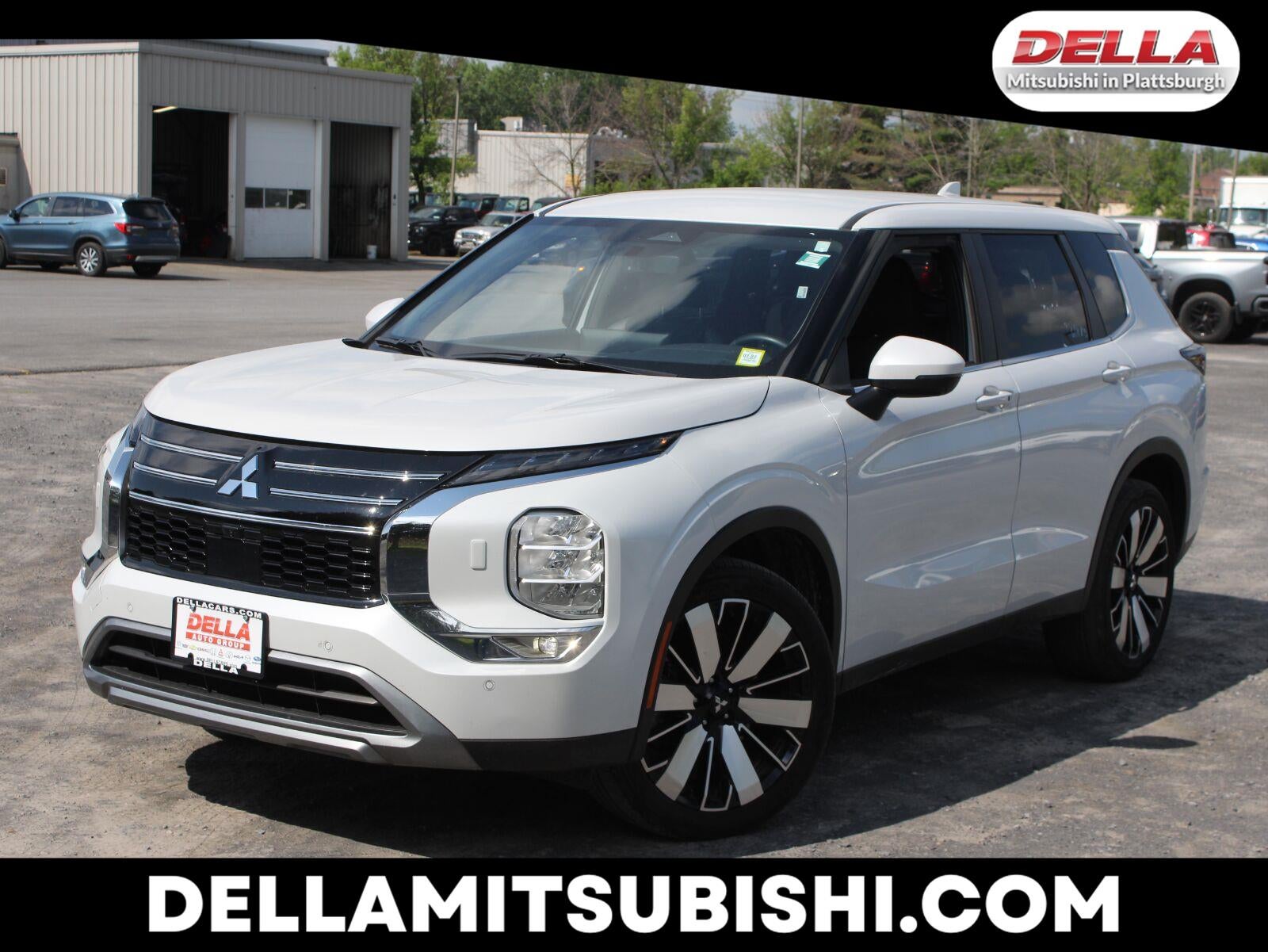 2025 Mitsubishi Outlander SE in White Diamond — front three-quarter view