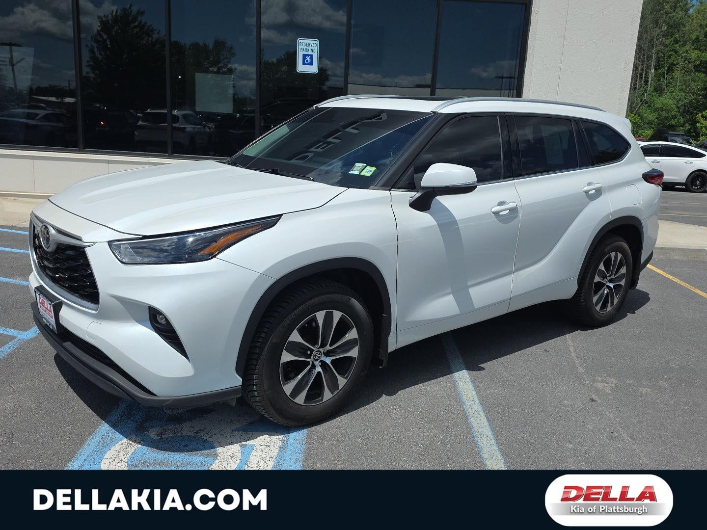 2022 Toyota Highlander XLE in Wind Chill Pearl — front three-quarter view
